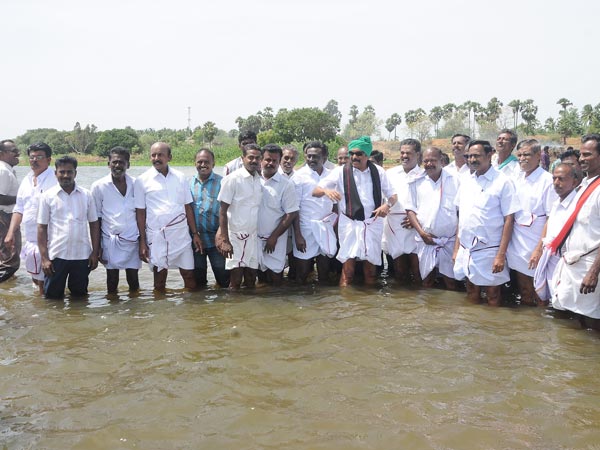 Vaiko inspects Srivaikundam dam cleaning works Vaiko inspects Srivaikundam dam cleaning works