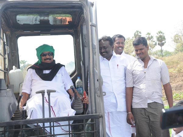 Vaiko inspects Srivaikundam dam cleaning works Vaiko inspects Srivaikundam dam cleaning works