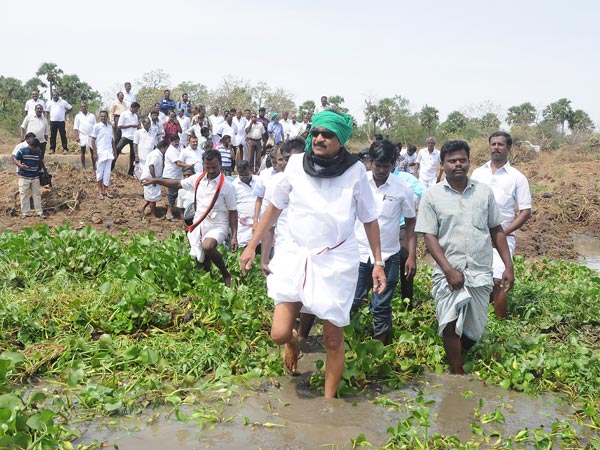 Vaiko inspects Srivaikundam dam cleaning works Vaiko inspects Srivaikundam dam cleaning works