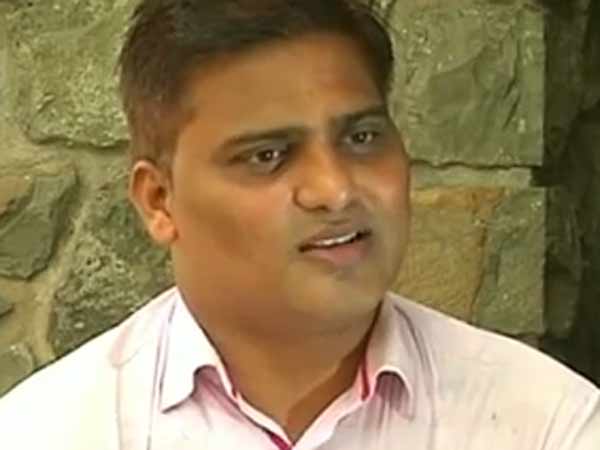 He Has Four Degrees, But Works as a Garbage Collector in Mumbai He Has Four Degrees, But Works as a Garbage Collector in Mumbai