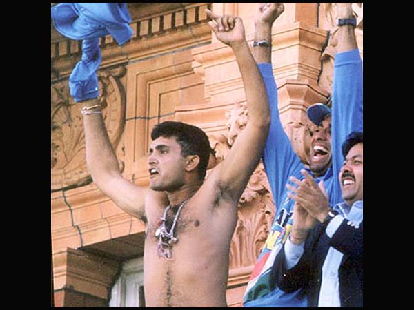 சும்மா டி சர்ட்டை கழற்றி...