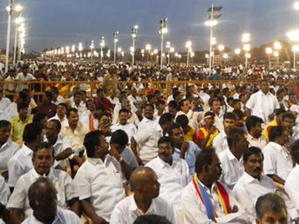 திரும்பி பார்க்கிறார்கள்