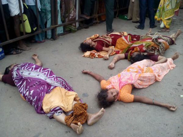 13 killed in stampede at Pushkaralu ghat in AP 13 killed in stampede at Pushkaralu ghat in AP