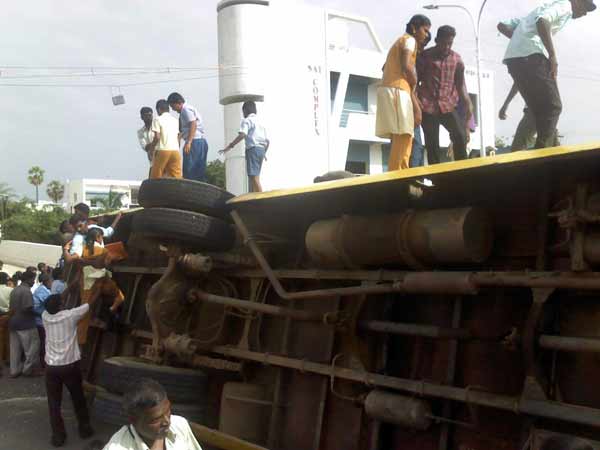 கவிழ்ந்த பேருந்து