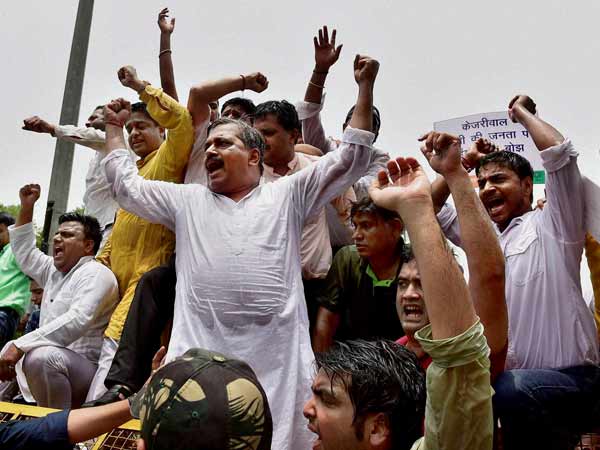 Delhi: BJP, Congress stage separate protests against VAT hike on fuel