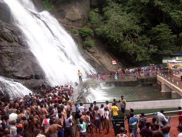 ஆர்பரிக்கும் தண்ணீர்: