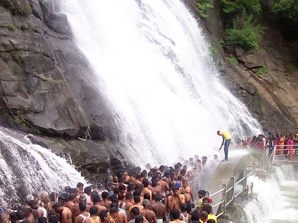 மகிழ்ச்சியில் வியாபாரிகள்: