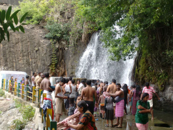 கேரள அருவிகளுக்கும் கூட்டம்