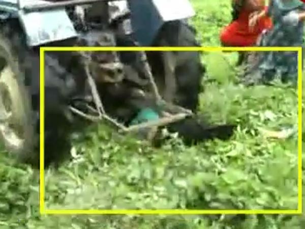 ட்ராக்டரில் சிக்கிய பெண்...