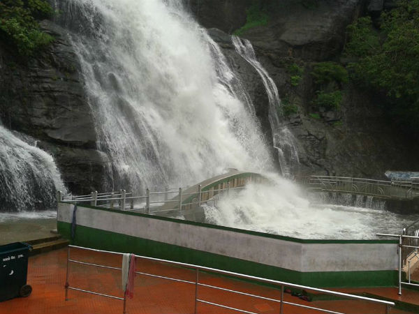 Tourists flow on rise in Courtallam- minister Tourists flow on rise in Courtallam- minister