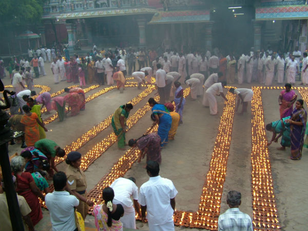 கோவிலில் புகை மண்டலம்