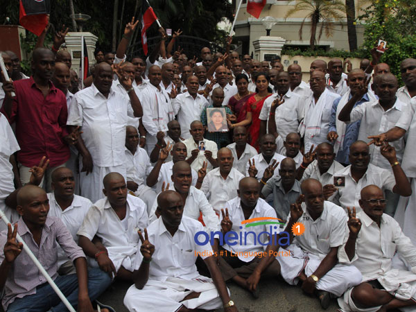 மாரியம்மன் கோவில் பக்தர்கள்