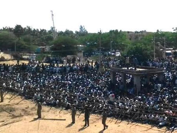 குவிந்த மக்கள் கூட்டம்