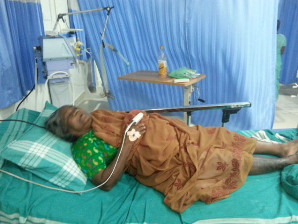 Paravai Muniyamma thanks Jaya for her kindly gesture