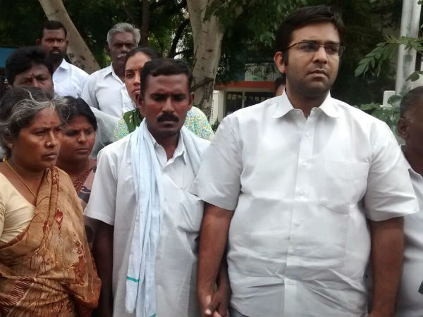 போலீஸ் தள்ளு முள்ளு