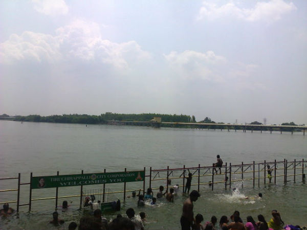 காவிரி கரையில் கொண்டாட்டம் காவிரி கரையில் கொண்டாட்டம்