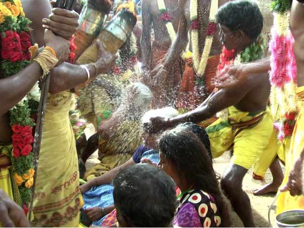 Devotees attend Mettu Mahadhanapuram temple coconut breaking festival