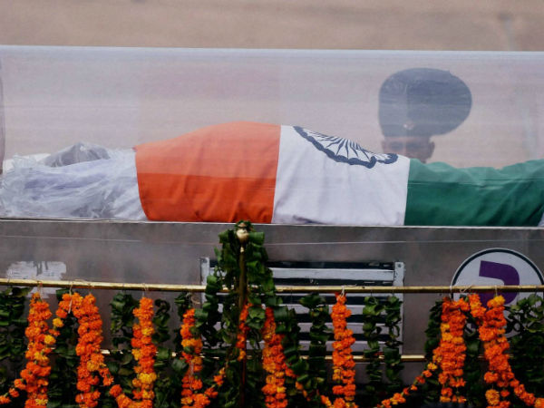 கவனம் ஈர்த்தார்