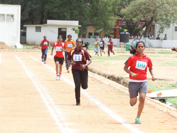 கைக்குழந்தைகளுடன் வந்த பெண்கள்