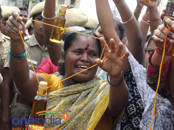 Police find hard to control the anti liquor protests
