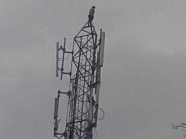 Tasmac agitation: Man claiming cell phone tower near Tenkasi