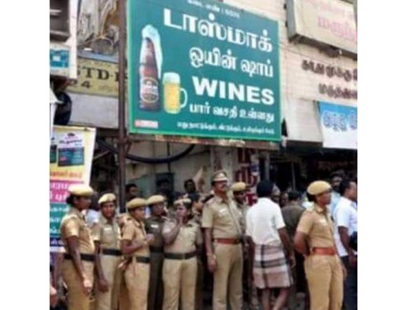 கடைக்குள் தங்க நிர்ப்பந்தம்