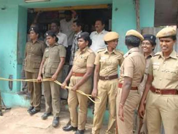 பாதிக் கடைகளை மூடி விடலாம்