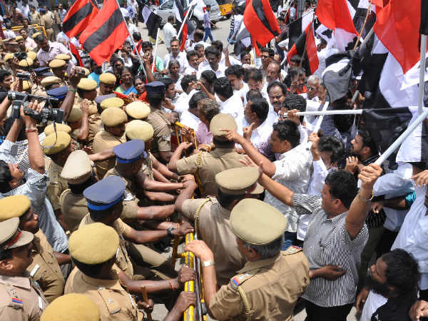 தடியடி, கண்ணீர் புகை தடியடி, கண்ணீர் புகை