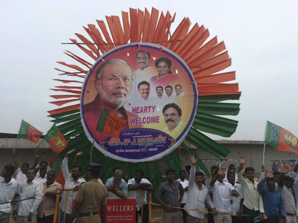 Jayalalitha recieved people's welcome from Poes Garden to Chennai airport