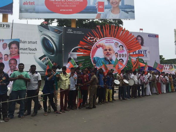 Jayalalitha recieved people's welcome from Poes Garden to Chennai airport