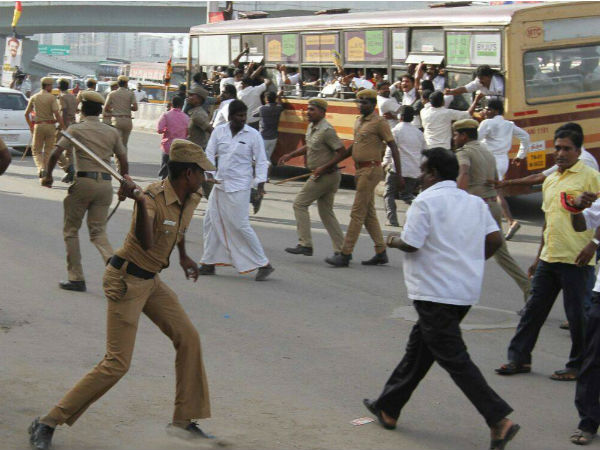 அண்ணா நகர் ஆர்ச் பகுதியில்