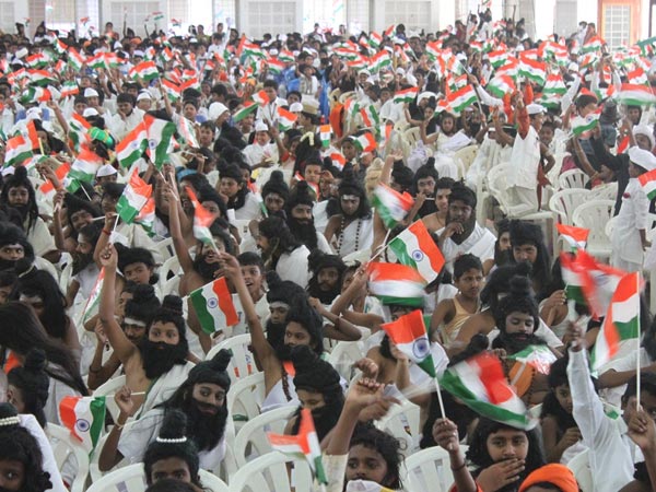 தலைவர்கள் வேடம் அணிந்து