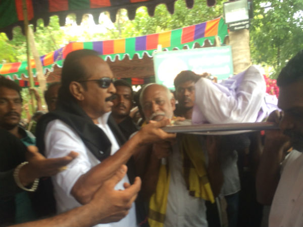 பிணத்தை வைத்து அரசியலா