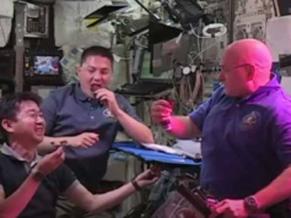 அப்படியே சாப்பிட்ட வீரர்கள்...