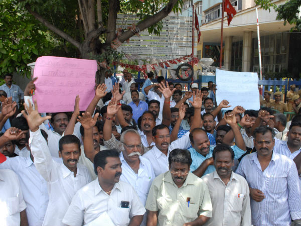 Tasmac staffs stage protest in Chennai
