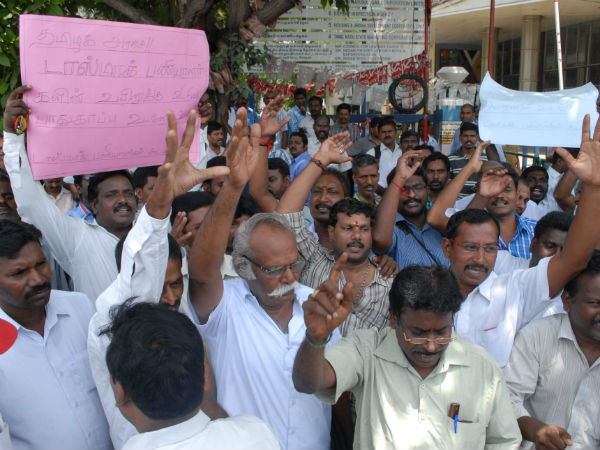 Tasmac staffs stage protest in Chennai