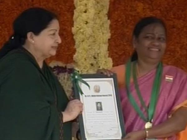 Jayalalithaa unfurls national flag