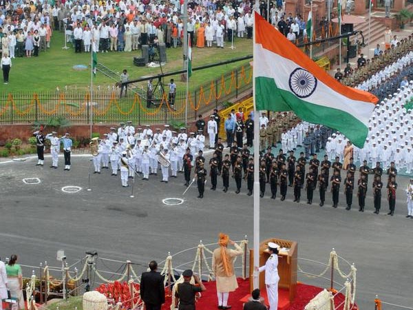 PM Narendramodi unfurls the Tricolour at Redfort PM Narendramodi unfurls the Tricolour at Redfort