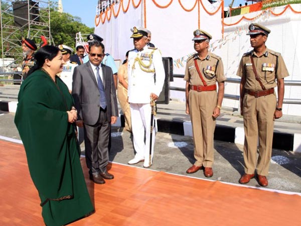 Jayalalitha hoist the national flag in Chennai fort
