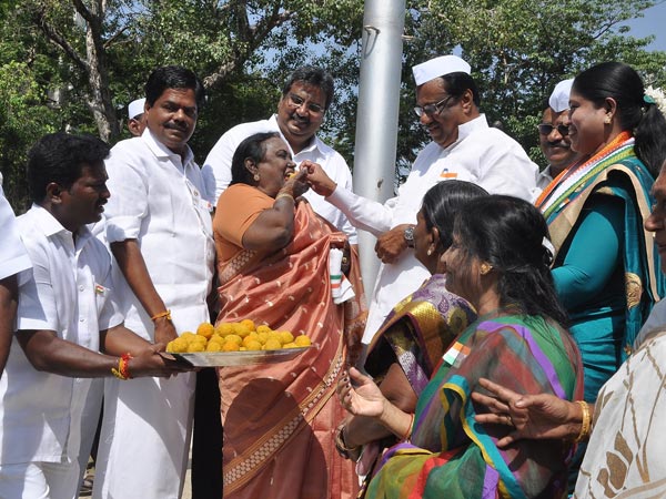 EVKS Elangovan condemns Jaya on prohibition