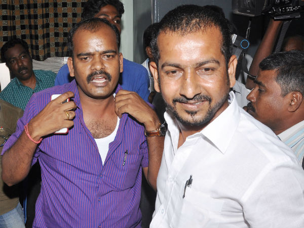 நிருபர் வெளியேற்றம்