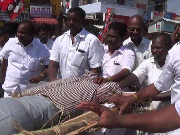 பாடையில் உருவபொம்மையை தூக்கி வந்து