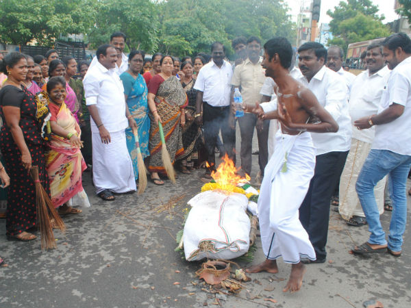 ADMK cadres continue their protest against EVKS Elangovan