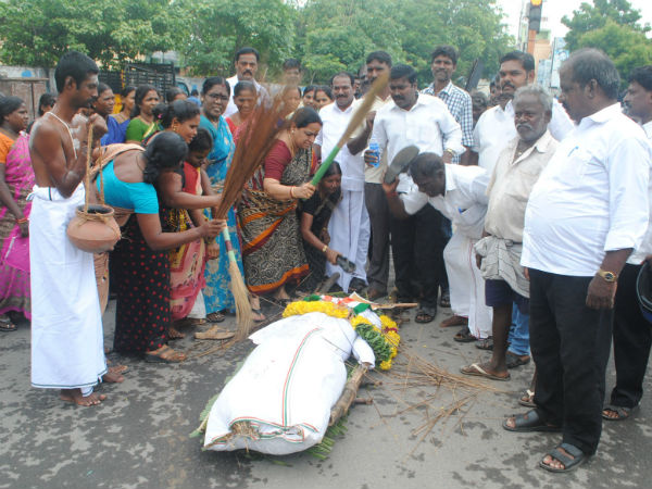 ADMK cadres continue their protest against EVKS Elangovan