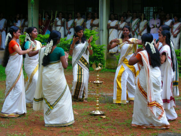 ஆடிப்பாடி மகிழ்ச்சி