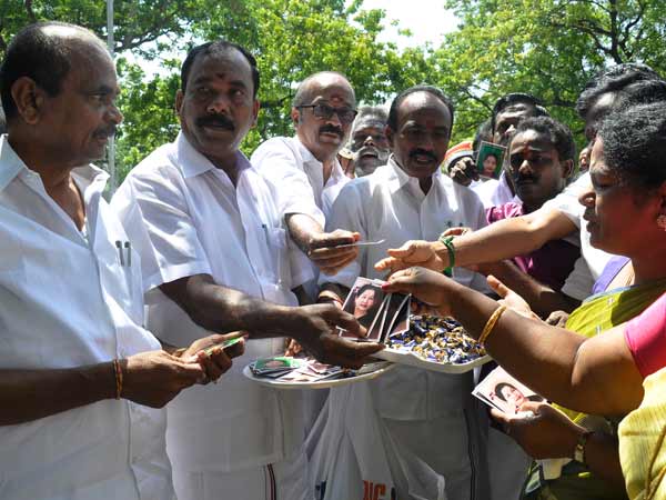 புகைப்படம், ஸ்டிக்கர் விநியோகம்