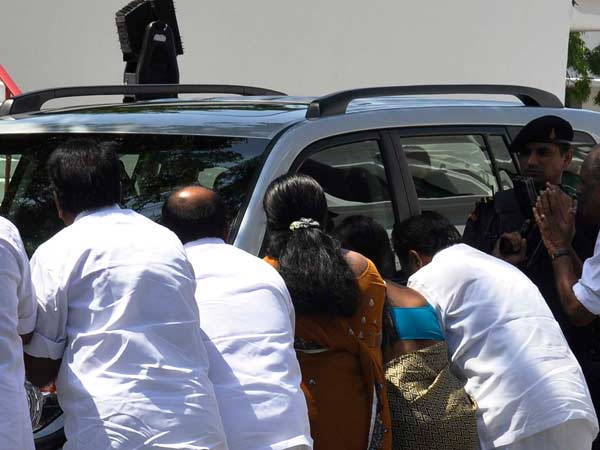 வரிசையாக நின்ற அமைச்சர்கள்