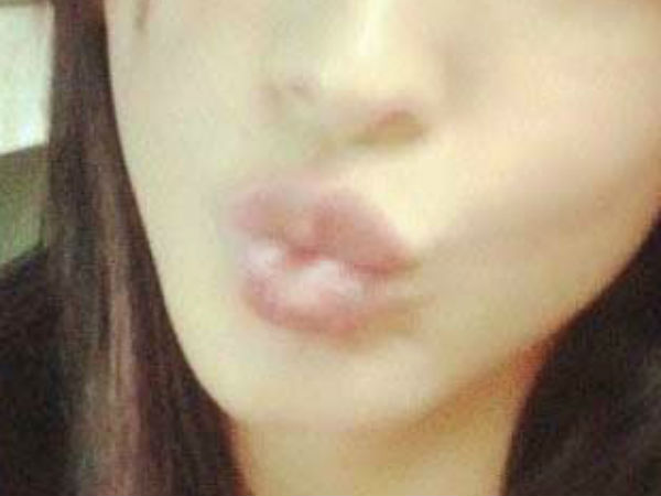 உதடுகளை குவித்து செல்பி...