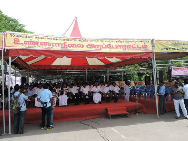 உண்ணாவிரதப் போராட்டம்... உண்ணாவிரதப் போராட்டம்...