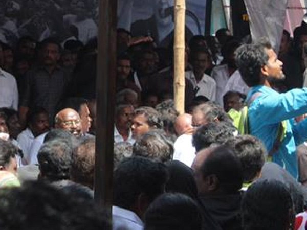 குவிந்த அதிமுகவினர்